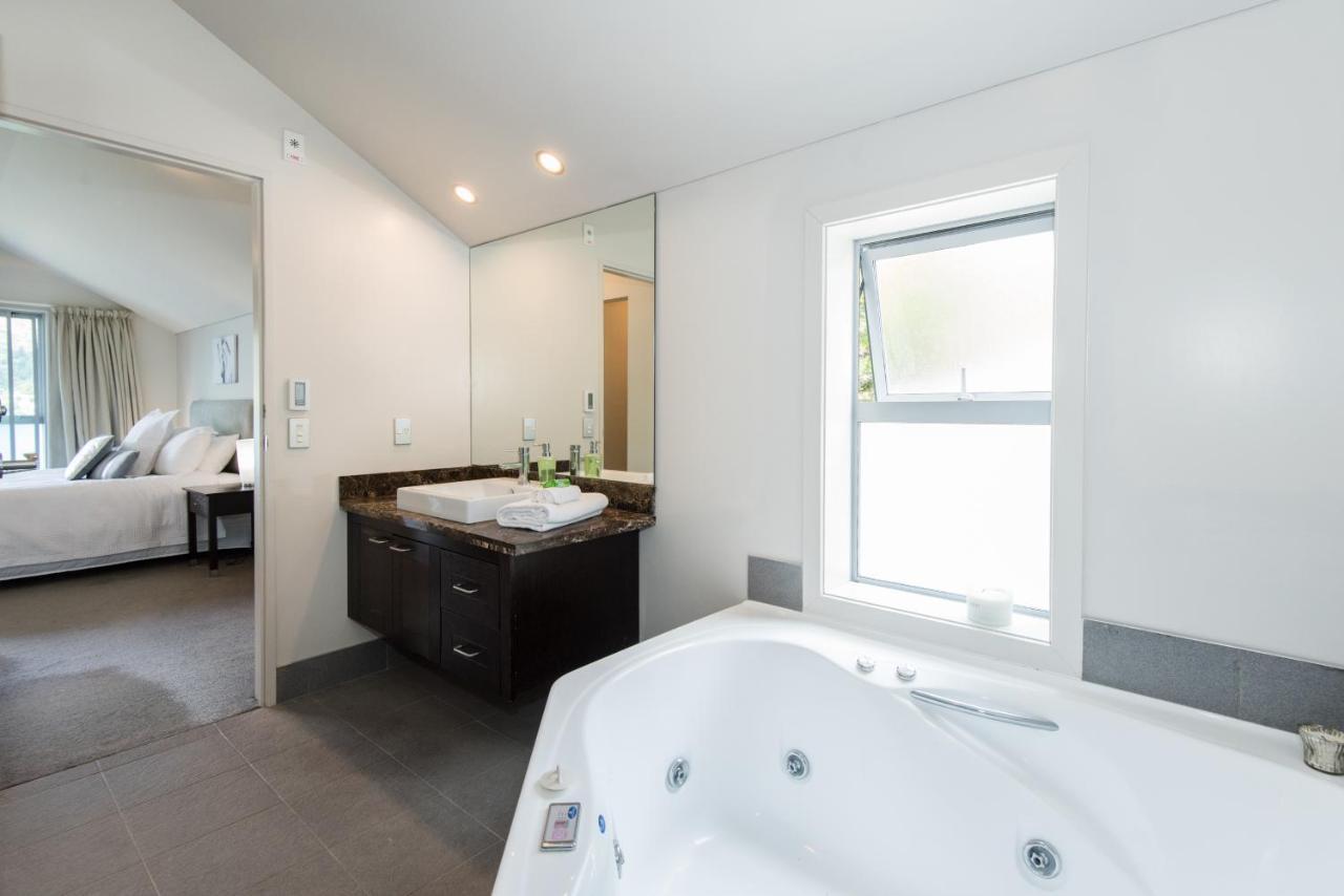 Lakeside Luxury With Spa Queenstown Exterior photo