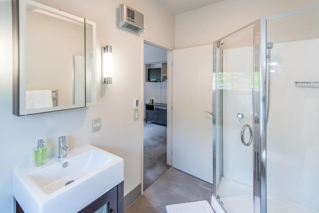 Lakeside Luxury With Spa Queenstown Exterior photo